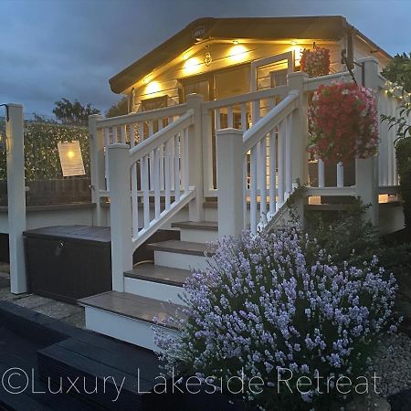 Lakeside Retreat With Hot Tub & Fishing Peg At Tattershall Lakes Country Park Hotel Eksteriør billede