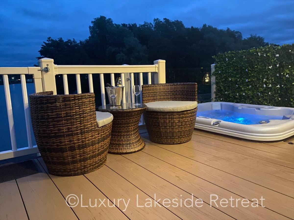 Lakeside Retreat With Hot Tub & Fishing Peg At Tattershall Lakes Country Park Hotel Eksteriør billede