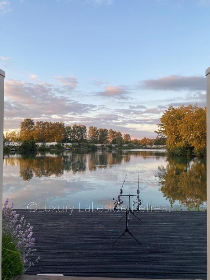 Lakeside Retreat With Hot Tub & Fishing Peg At Tattershall Lakes Country Park Hotel Eksteriør billede