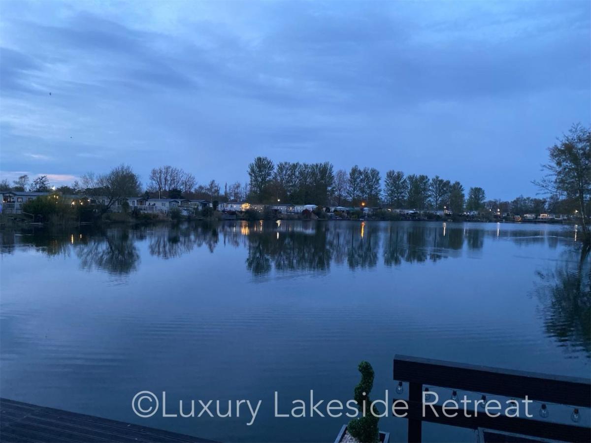 Lakeside Retreat With Hot Tub & Fishing Peg At Tattershall Lakes Country Park Hotel Eksteriør billede