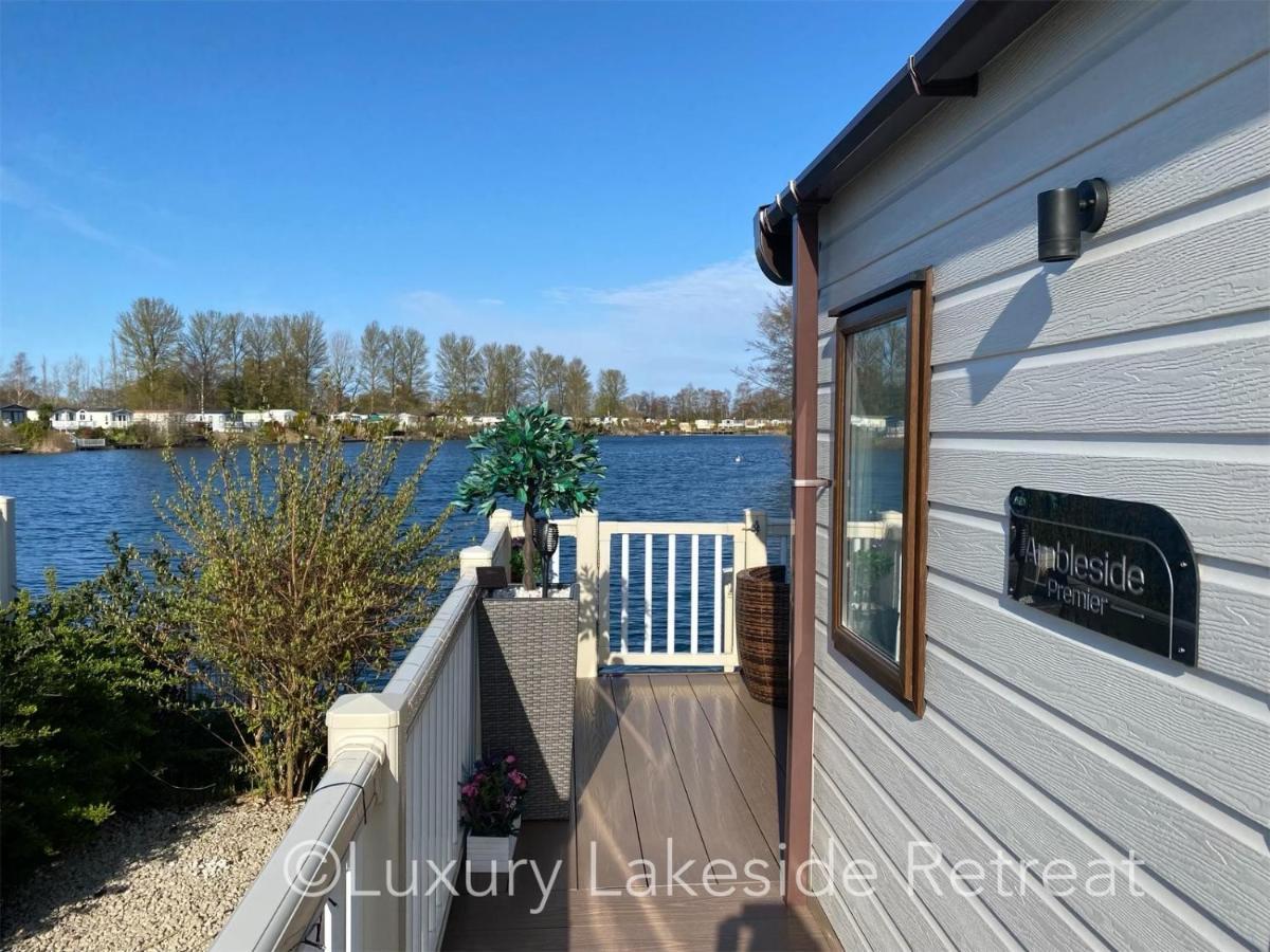 Lakeside Retreat With Hot Tub & Fishing Peg At Tattershall Lakes Country Park Hotel Eksteriør billede