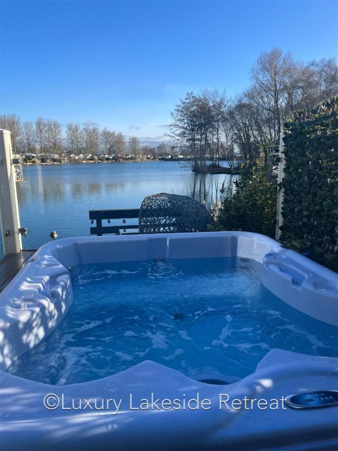 Lakeside Retreat With Hot Tub & Fishing Peg At Tattershall Lakes Country Park Hotel Eksteriør billede