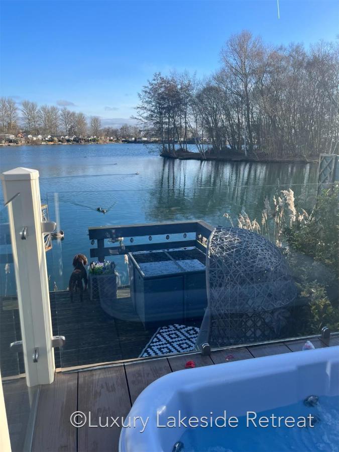 Lakeside Retreat With Hot Tub & Fishing Peg At Tattershall Lakes Country Park Hotel Eksteriør billede